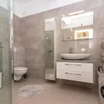 アパート 3 Bedroom Lovely In