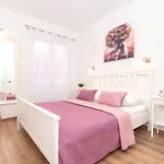 3 Bedroom Lovely In דירה אורביץ