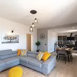 דירה 3 Bedroom Lovely In