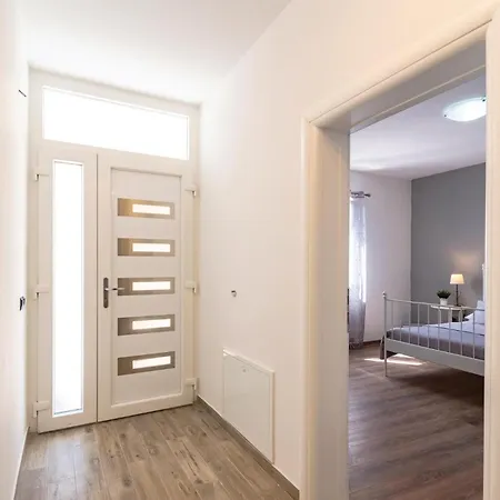 3 Bedroom Lovely In Apartment *