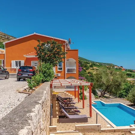 3 Bedroom Lovely In * אורביץ