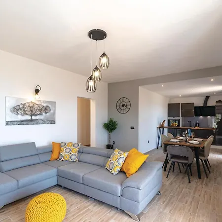 アパート 3 Bedroom Lovely In