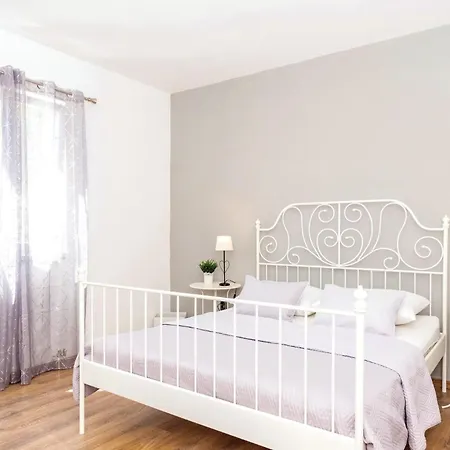 アパート 3 Bedroom Lovely In